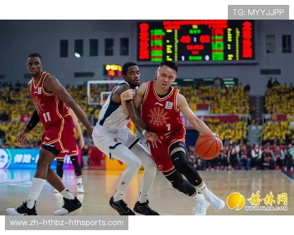 足球队员在CBA看球的图片：篮球与足球交融的瞬间